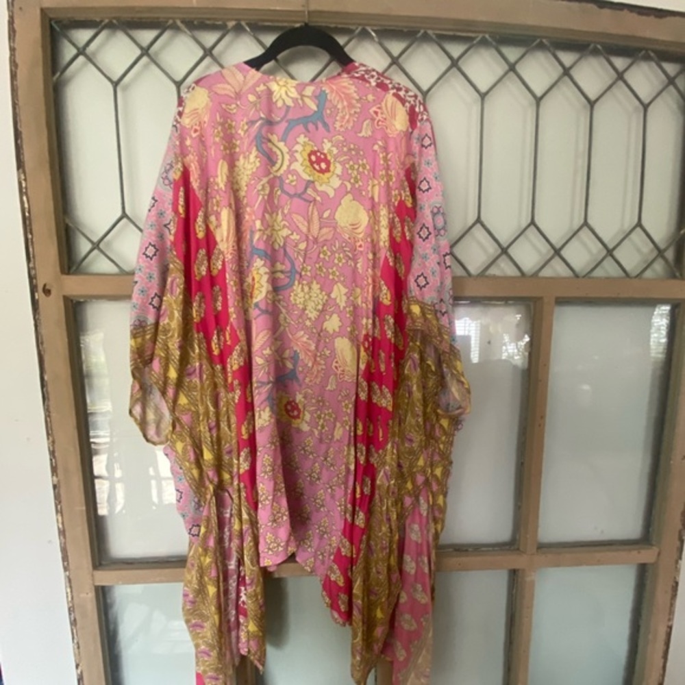 Lightweight silky kimono!! Add a fun pop of color to your day💛💗🧡see pic4 more